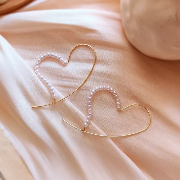 “Queen of Hearts” Pearl Hoop Dainty Retro Earrings - Picture 8 of 8